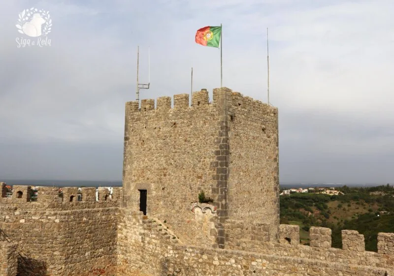 Muralhas do Castelo de Sesimbra com vista para a paisagem ao redor