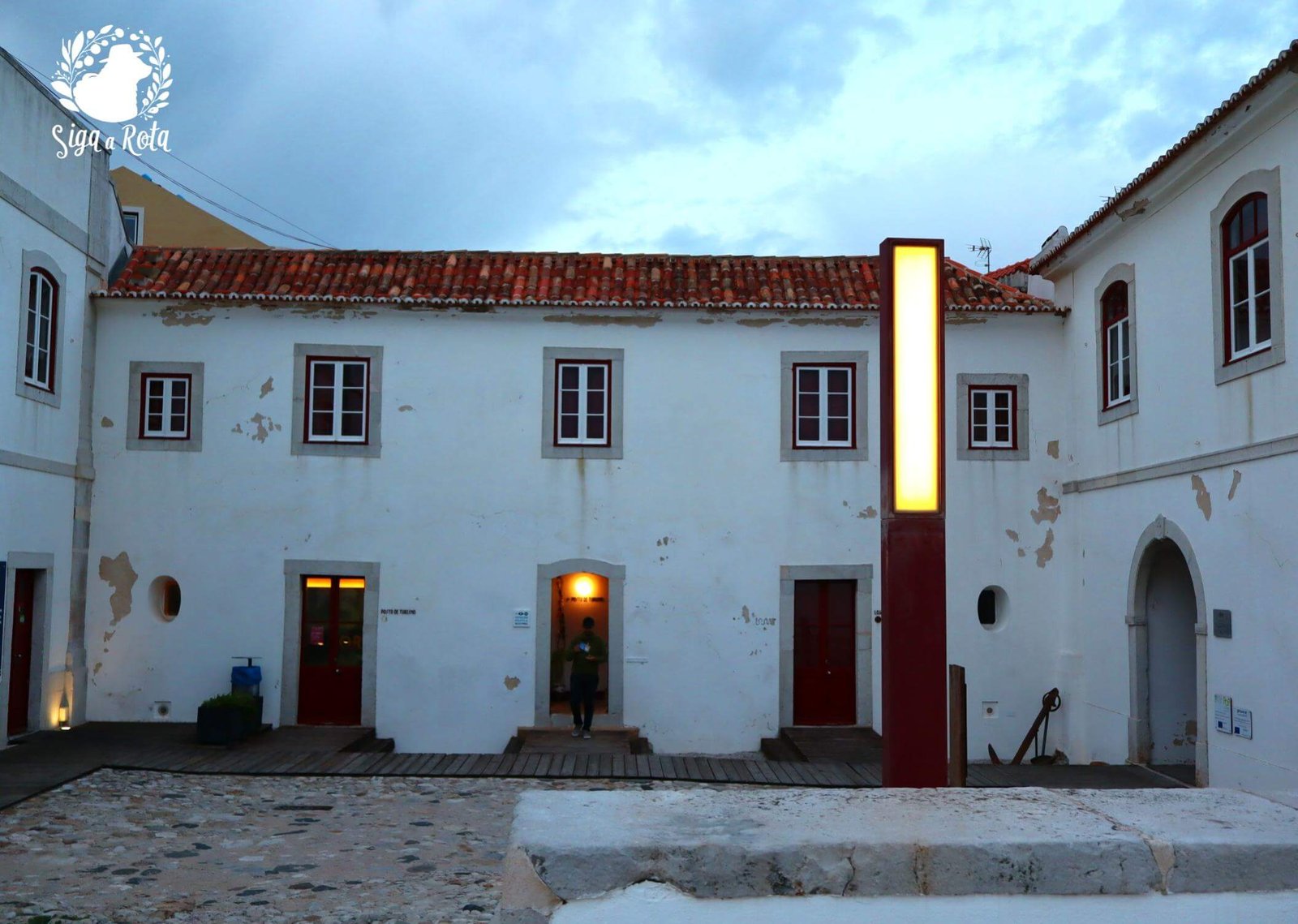 Vista da entrada principal do Museu da Marinha, destacando sua arquitetura histórica.