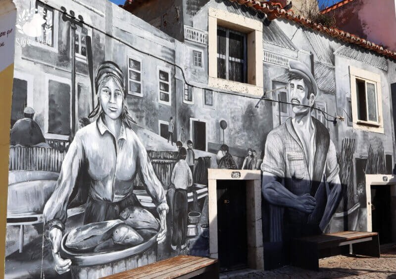Mural vibrante em Sesimbra representando elementos da cultura local e tradições.