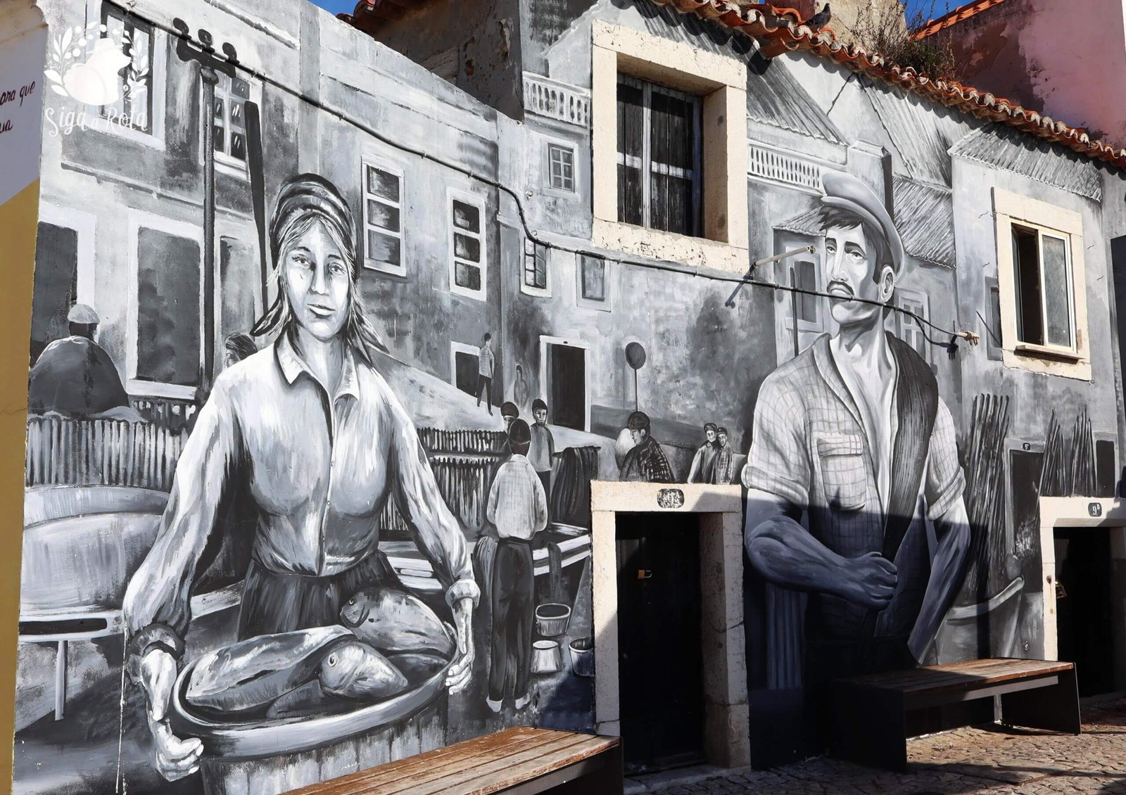 Mural vibrante em Sesimbra representando elementos da cultura local e tradições.