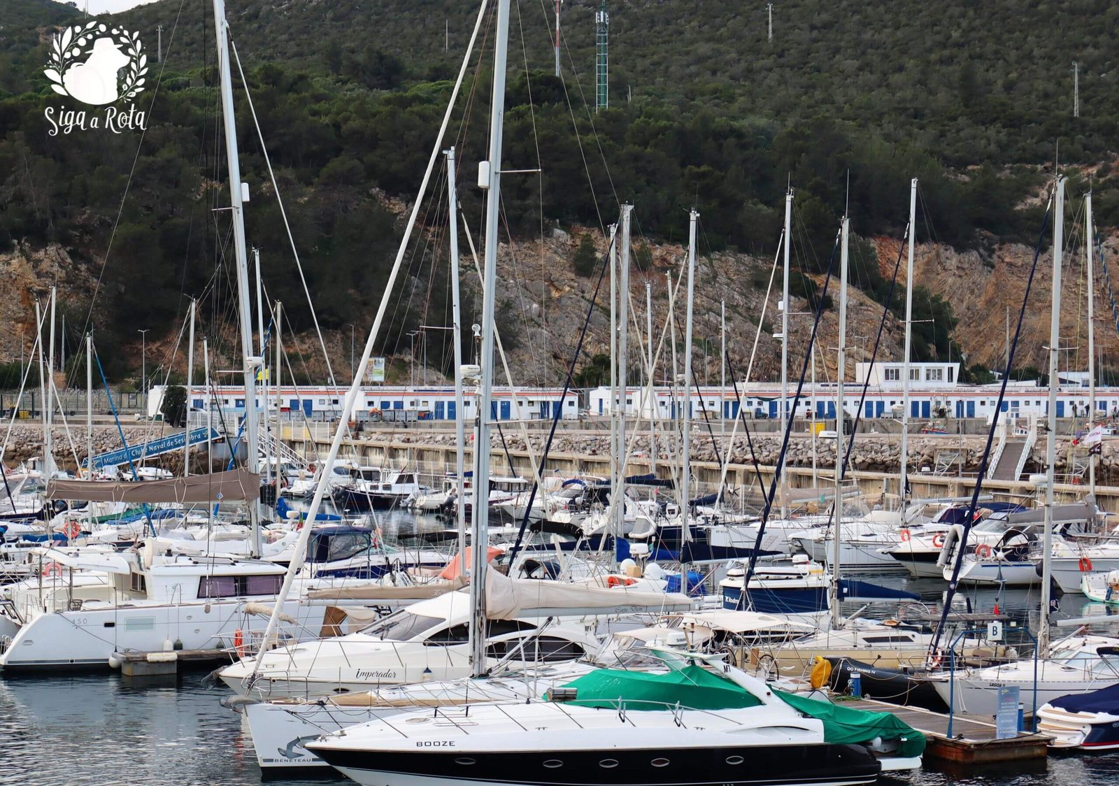 Porto de Sesimbra: Barcos de Pesca e o Melhor da Cultura Local