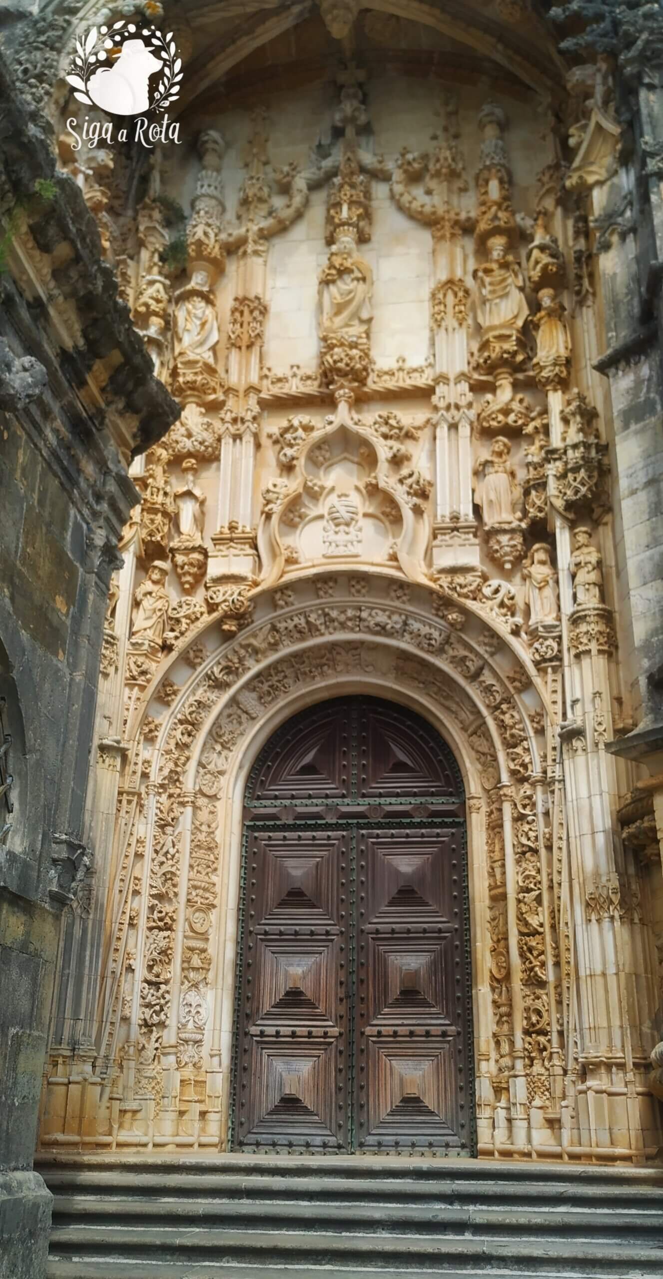 Detalhes das paredes decoradas do Convento de Cristo em Tomar, com elementos manuelinos.