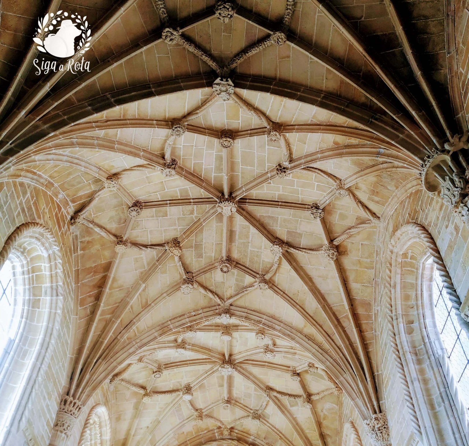 : Detalhes ornamentados do teto no interior do Convento de Cristo, em Tomar