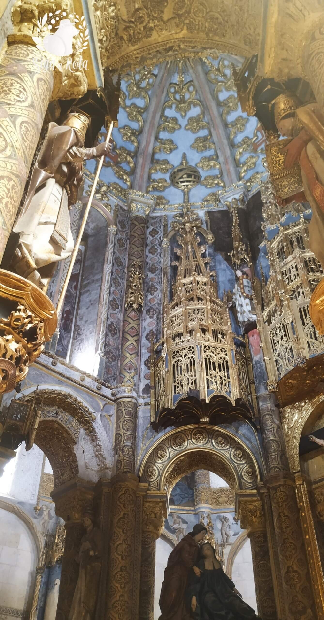 Detalhes da Charola Templária no Convento de Cristo, um espaço sagrado da Ordem dos Templários.