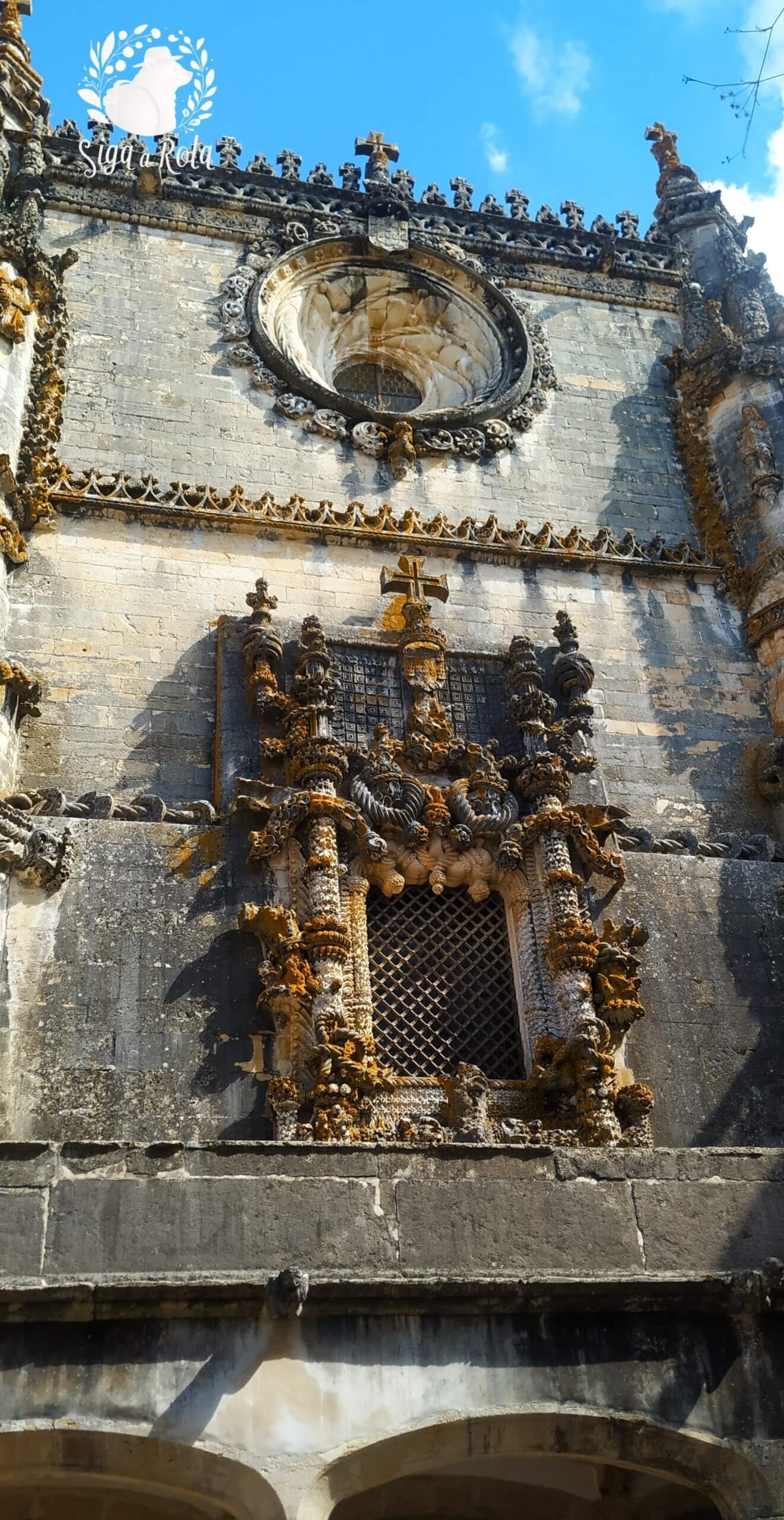 A icônica Janela do Capítulo, exemplo do estilo manuelino no Convento de Cristo.