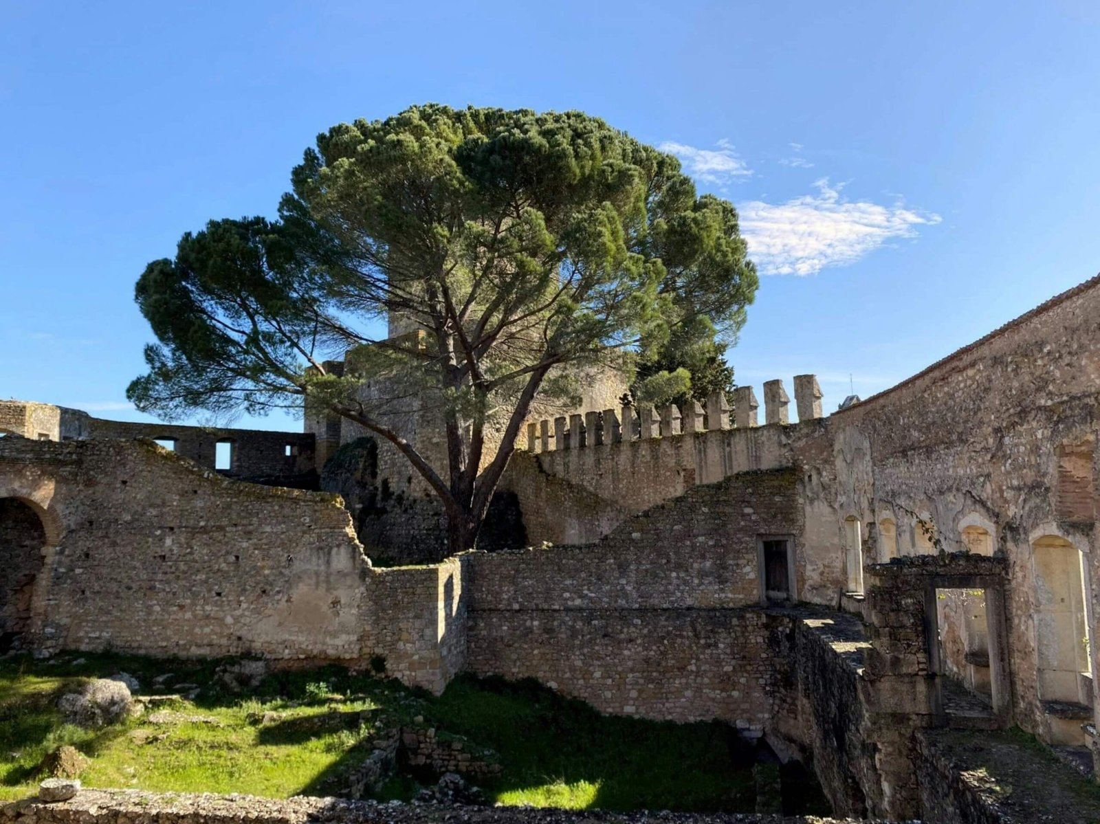 Vista das muralhas do Castelo Templário em Tomar, Portugal.