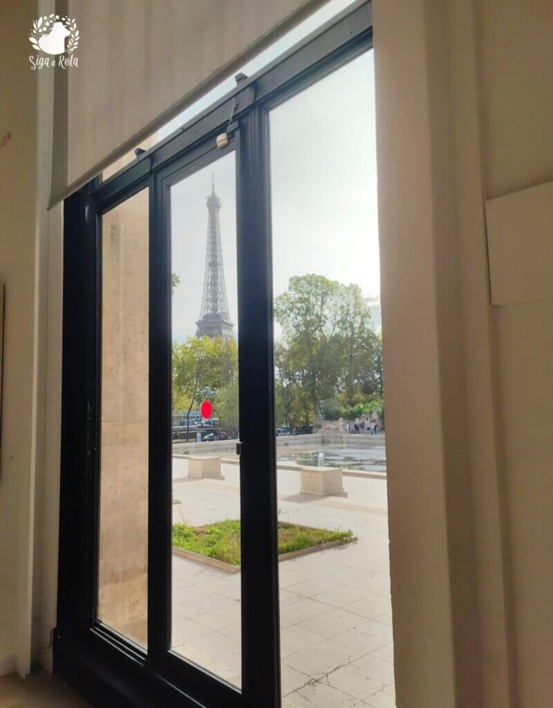 Entrada principal do Museu de Arte Moderna de Paris, com visitantes entrando no local.