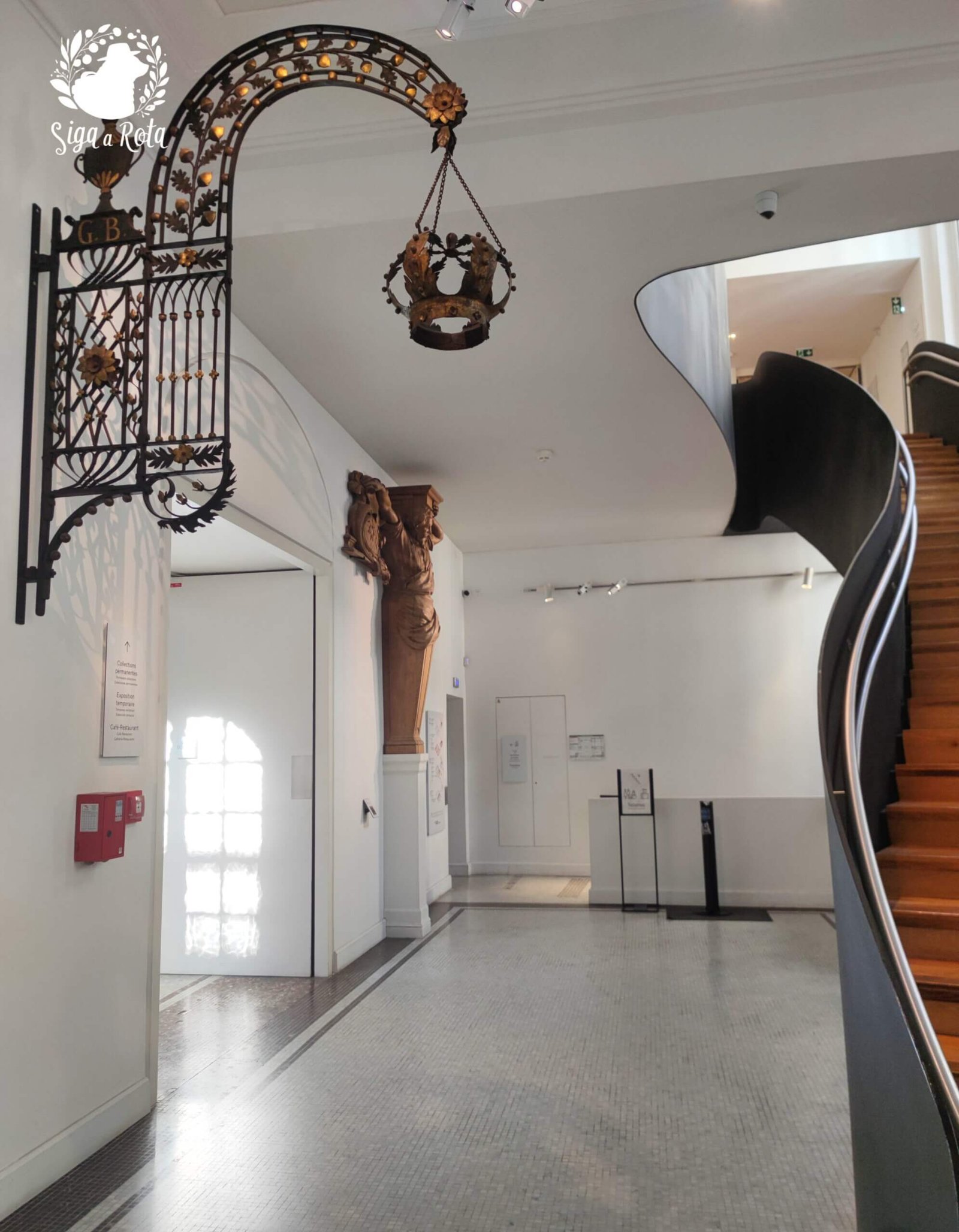 Interior do Museu Carnavalet com exposições históricas de Paris