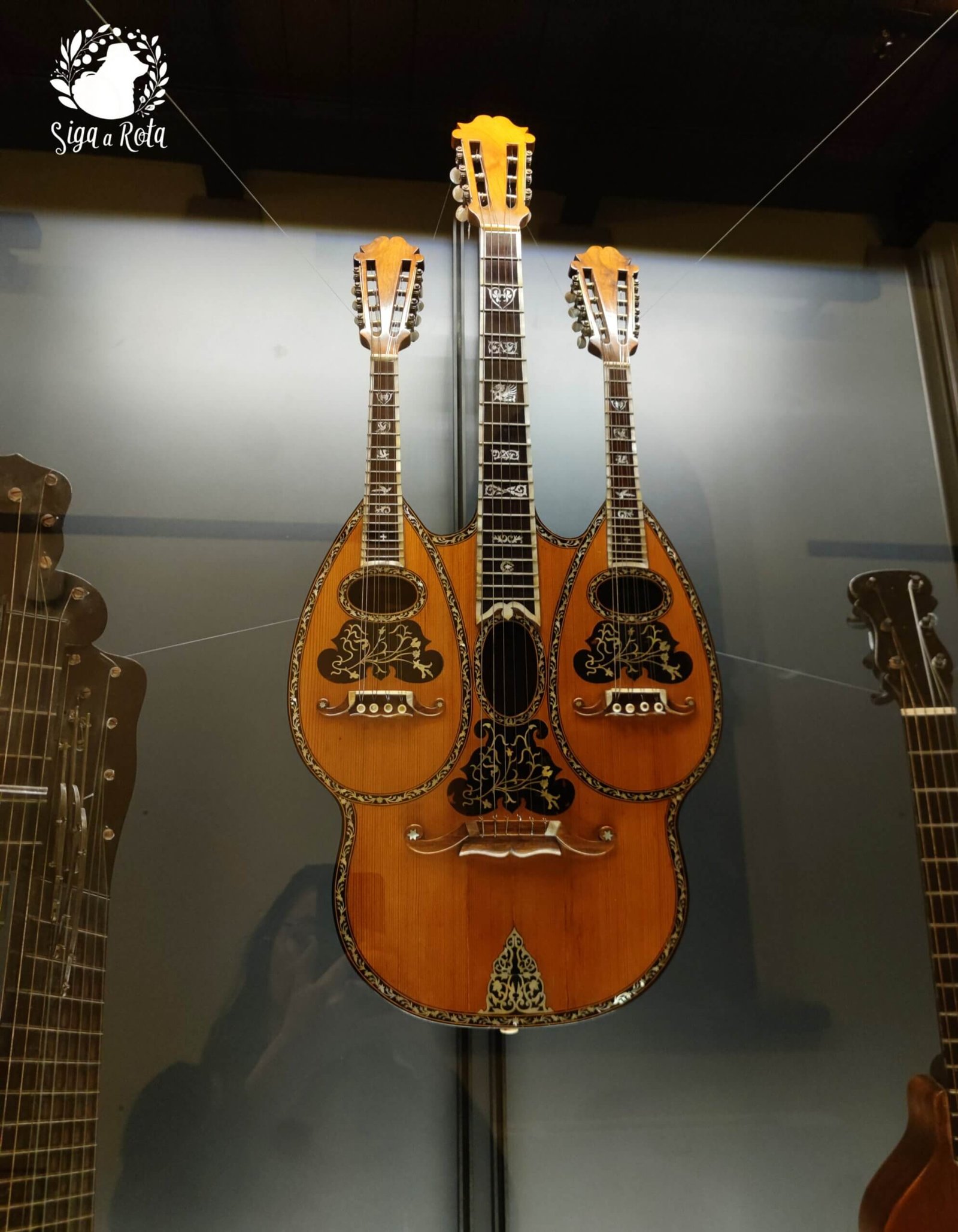 Museu de Instrumentos Musicais dentro do Castelo Sforzesco em Milão, exibindo instrumentos históricos em uma ambientação clássica.