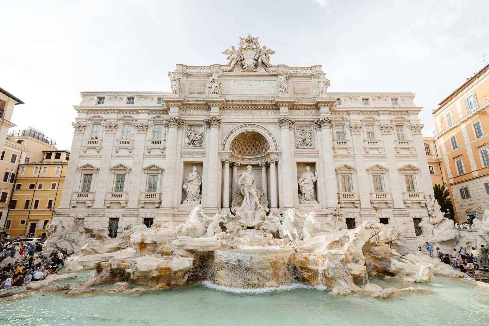 Turistas admirando a Fontana di Trevi em Roma, com seu novo sistema de organização de visitantes.