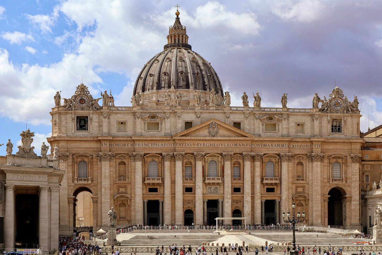 Fachada da Basílica de São Pedro durante o Jubileu de 2025, com fiéis reunidos na Praça do Vaticano.