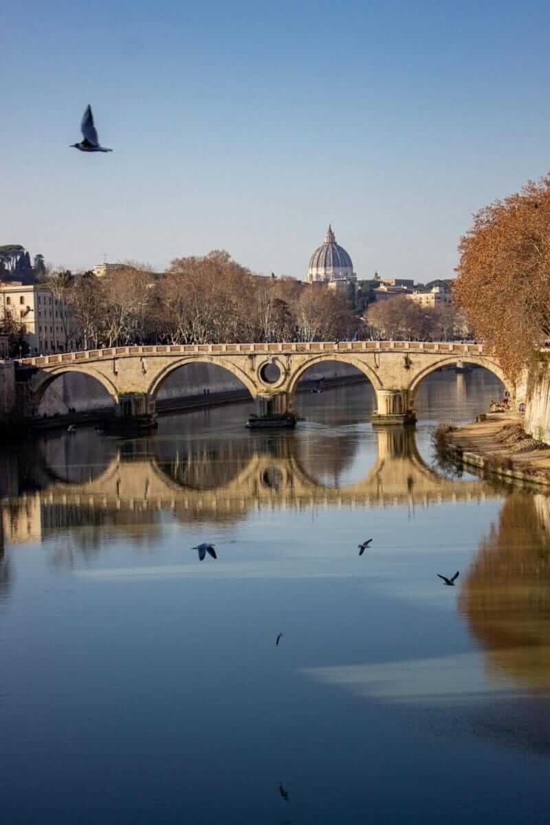 Céu azul sobre o Panteão de Roma em uma manhã de primavera, uma das melhores épocas para visitar a cidade.
