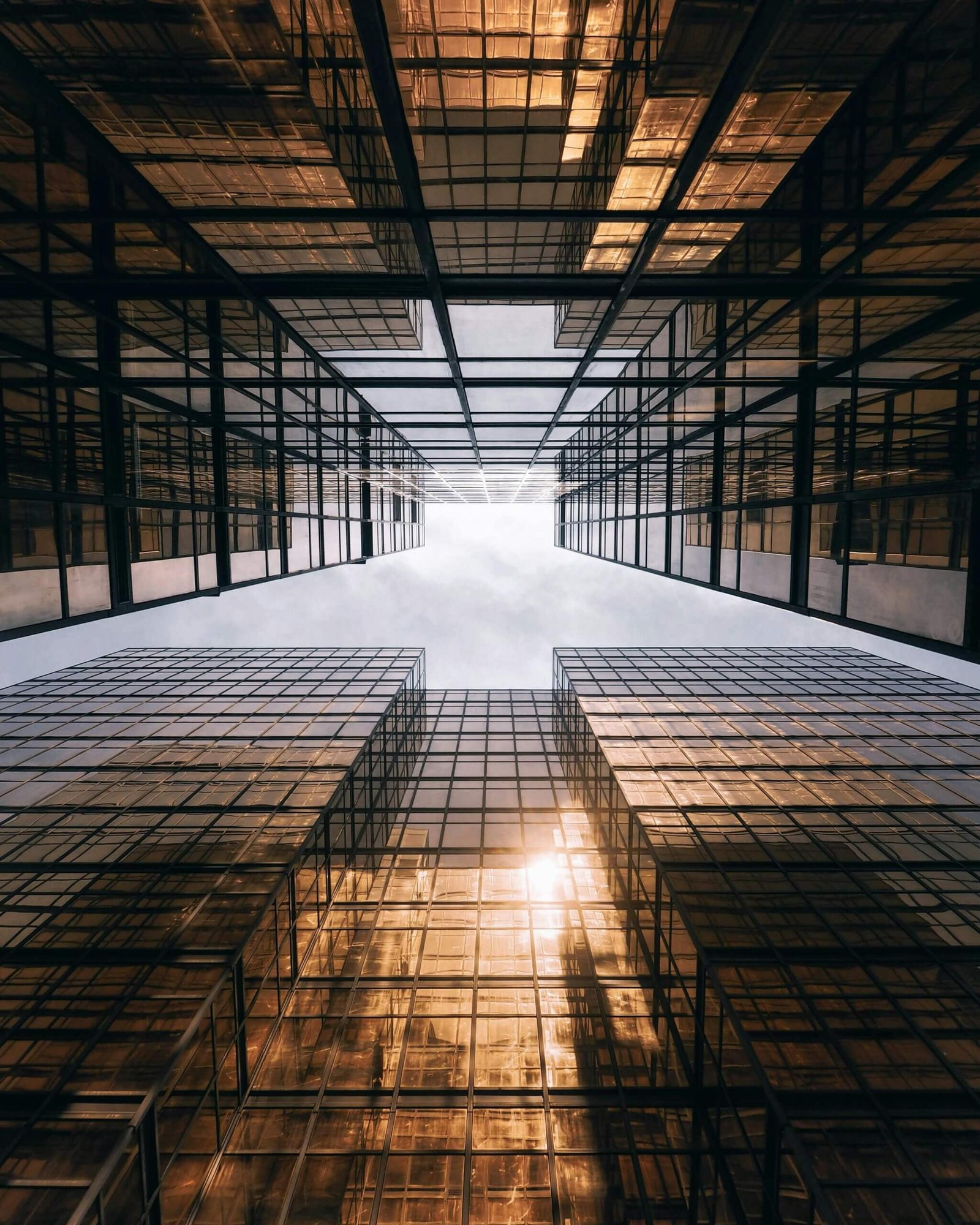 Arranha-céu imponente na Piazza Gae Aulenti, destacando o design moderno e elegante.