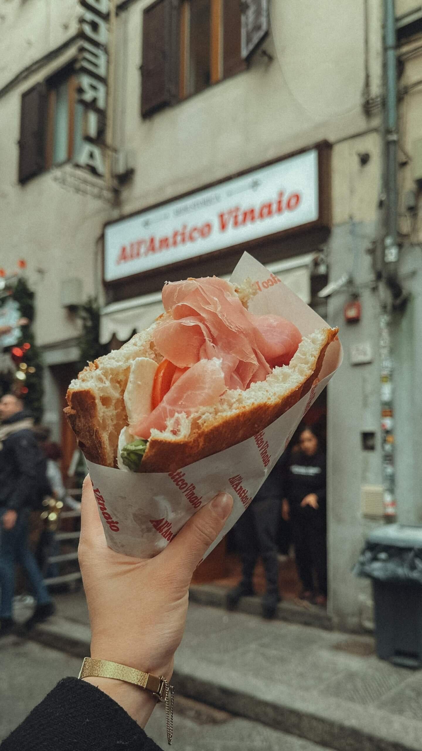 Mercado local de comida em Milão, com diversos produtos frescos e pratos típicos italianos.