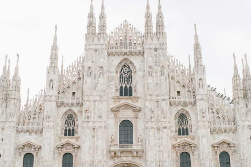Vista da Praça Duomo, com a Catedral de Milão ao fundo, um dos pontos turísticos mais visitados da cidade.