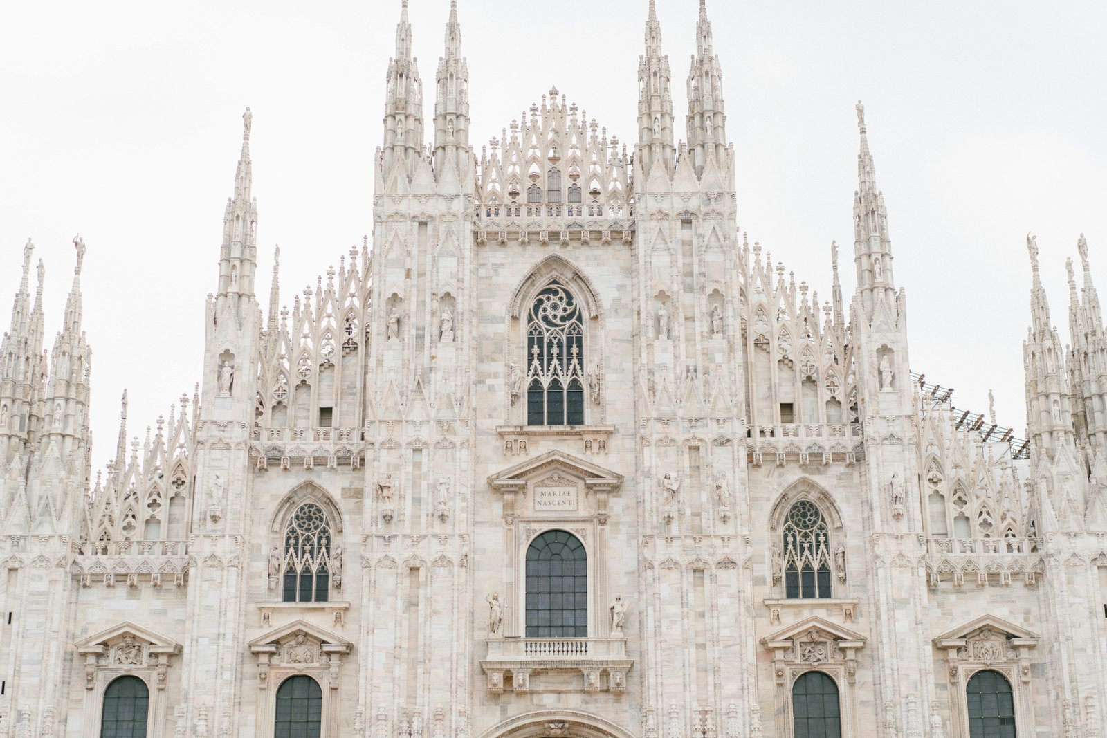 Vista da Praça Duomo, com a Catedral de Milão ao fundo, um dos pontos turísticos mais visitados da cidade.