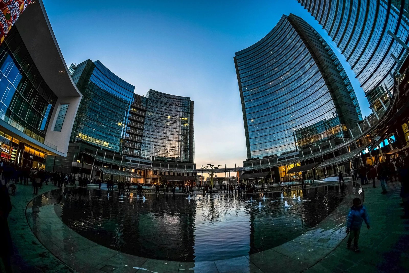 Vista panorâmica da Piazza Gae Aulenti com arranha-céus modernos ao fundo.