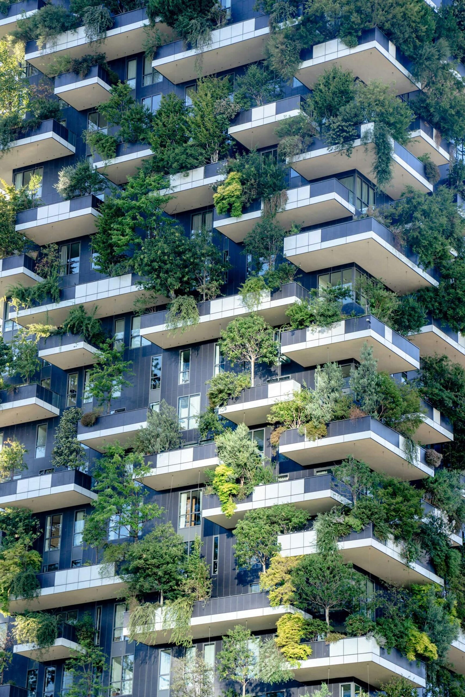 Edifícios do Bosco Verticale cobertos por vegetação exuberante.