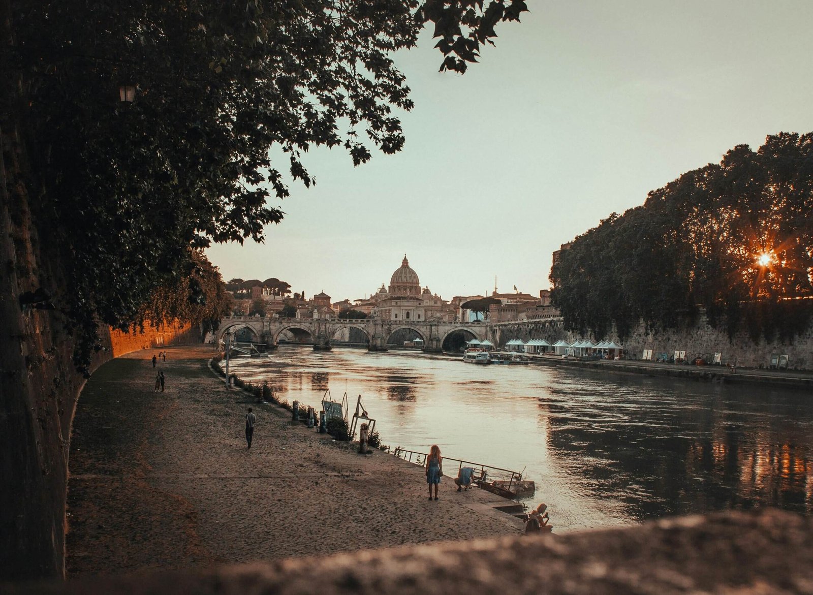 Imagem do Coliseu de Roma, destacando sua grandiosidade e os arredores históricos da cidade eterna.