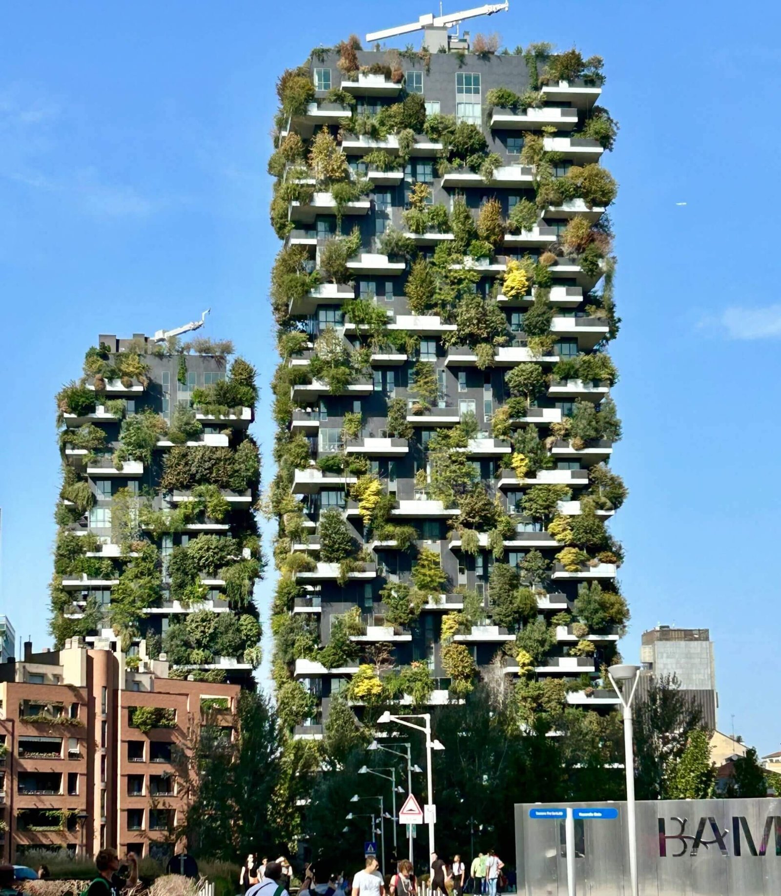 Jardim vertical em Milão, uma maravilha de arquitetura verde que embeleza os espaços urbanos e promove sustentabilidade.