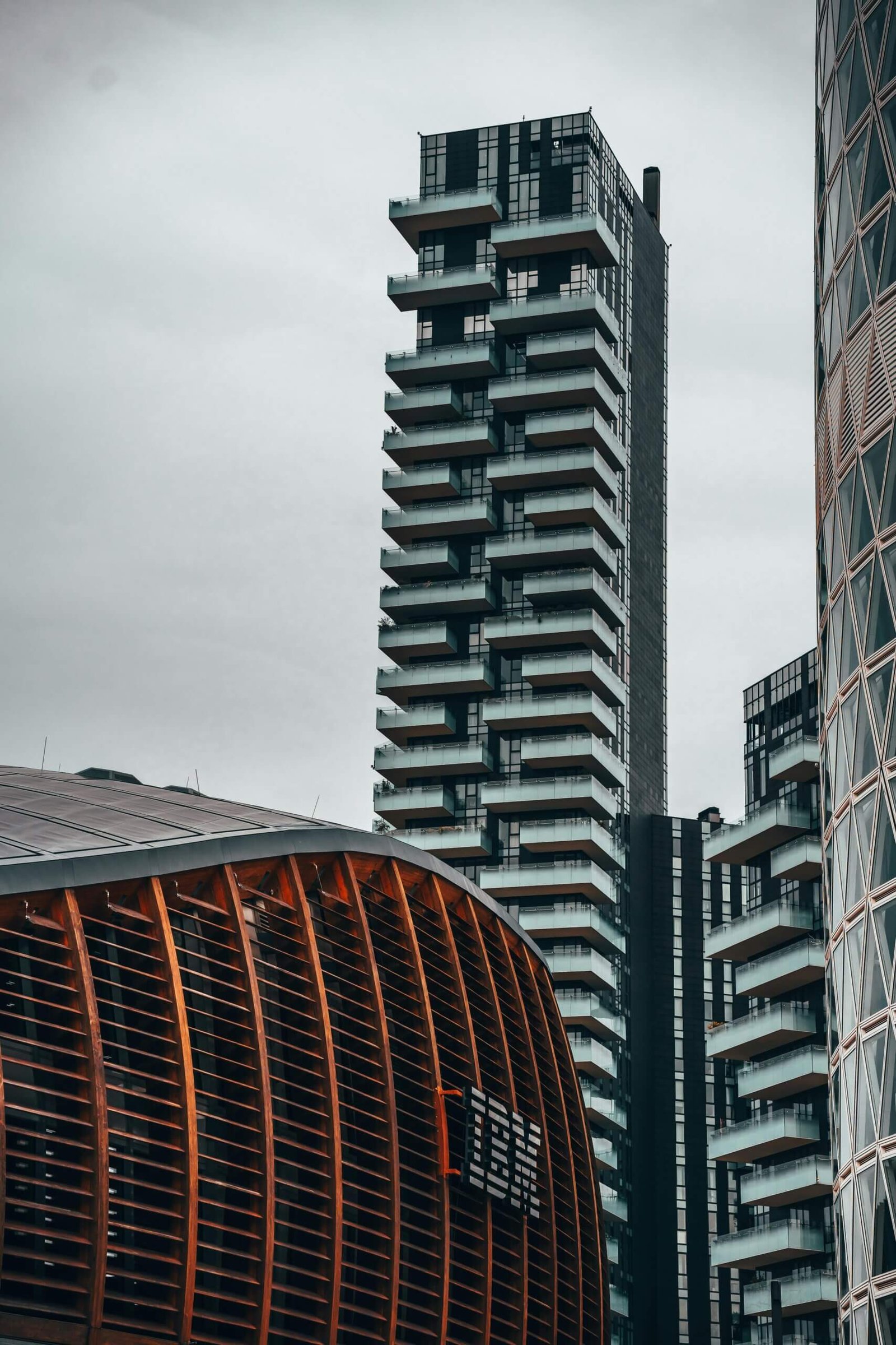 Vista dos edifícios futuristas ao redor da Piazza Gae Aulenti.