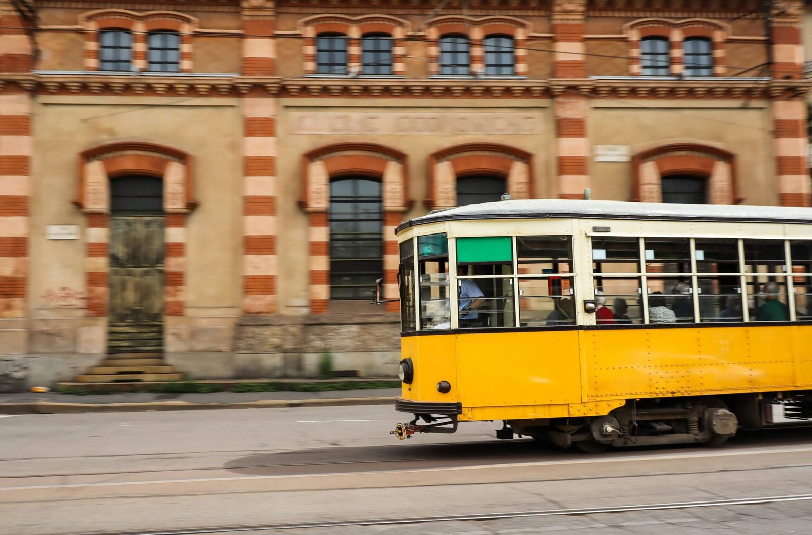 Bilhetes de transporte público em Milão, incluindo opções unitárias e passes diários.