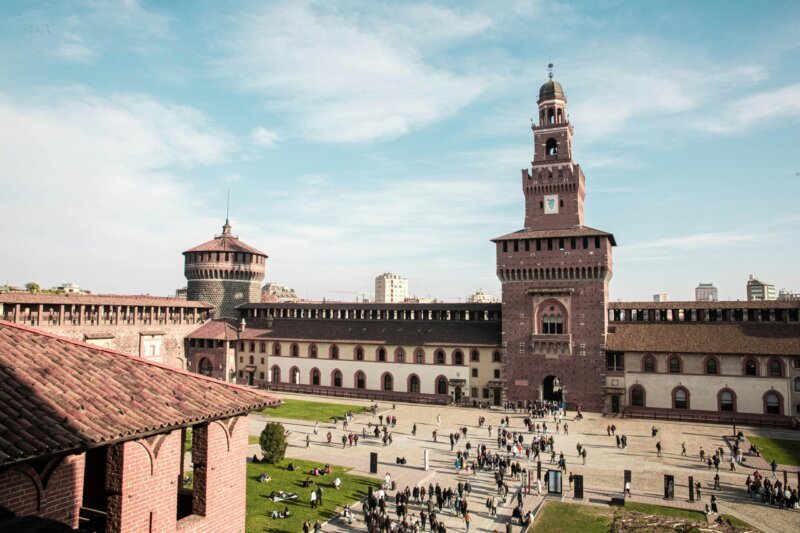 Imponente Castelo Sforzesco, um dos principais marcos históricos de Milão, com sua arquitetura renascentista e grande fachada.
