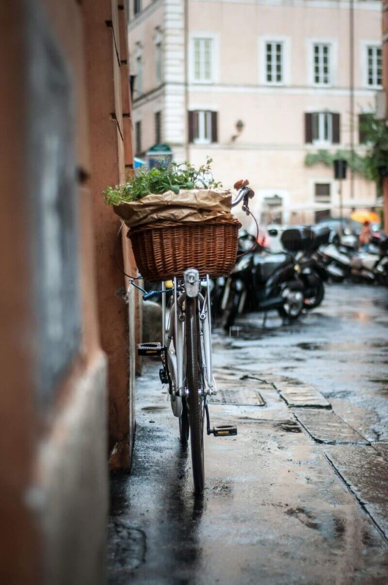 Turistas pedalando por Roma em um passeio guiado pela GetYourGuide, explorando os pontos históricos da cidade de forma divertida e prática.