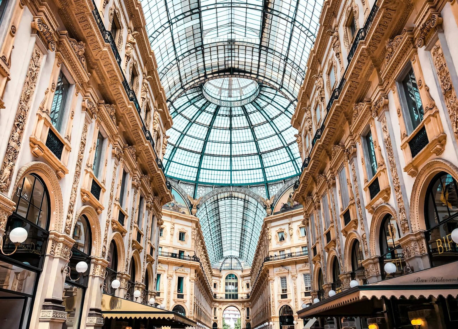 Vista interna da elegante Galleria Vittorio Emanuele II, um paraíso para compras em Milão.