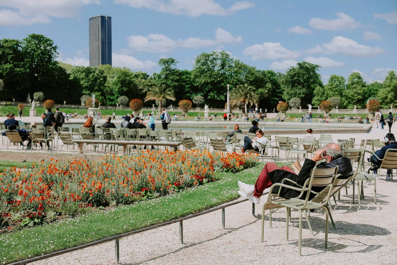 Paisagem tranquila do Jardim de Luxemburgo com suas fontes e estátuas. v