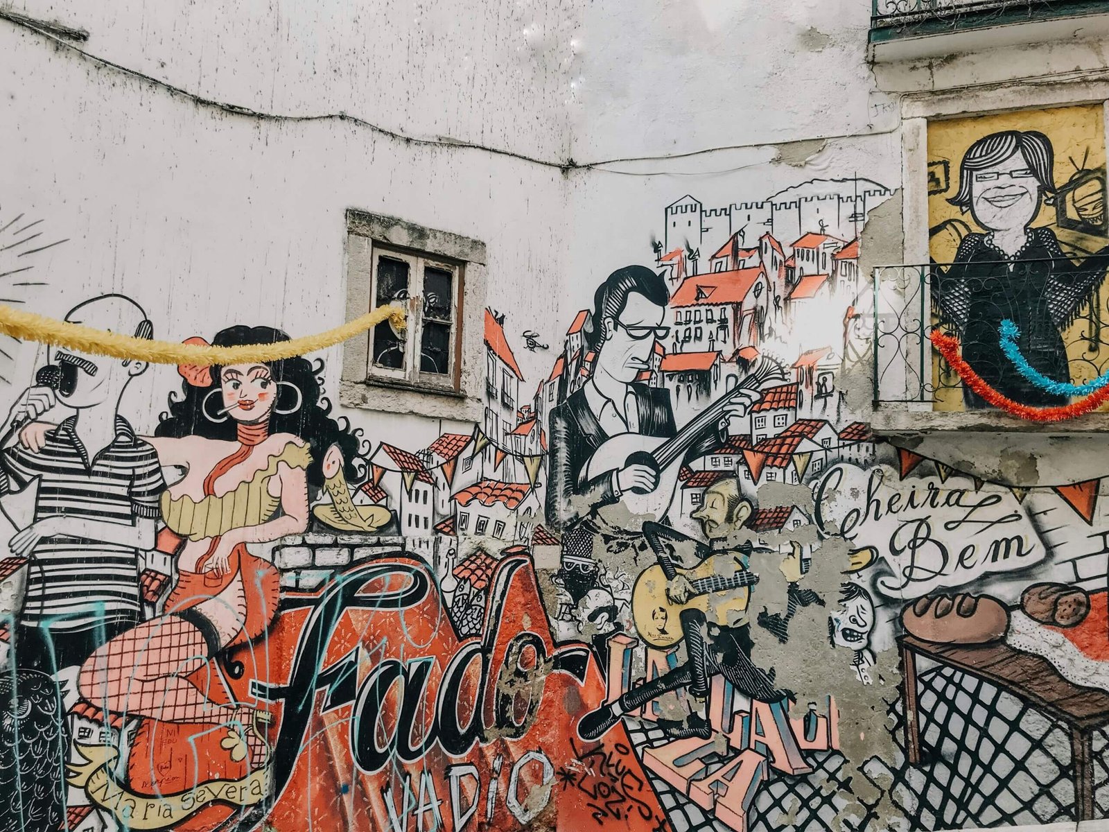 Cantor de fado com guitarra portuguesa em ambiente tradicional de Lisboa, transmitindo emoção e a essência do fado.