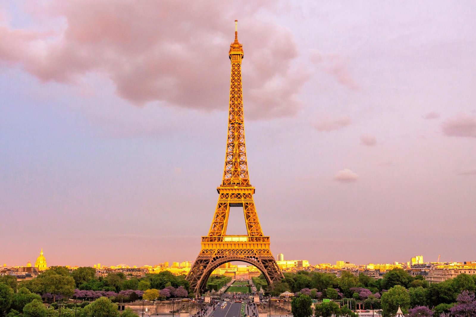Vista deslumbrante da Torre Eiffel iluminada ao pôr do sol em Paris.