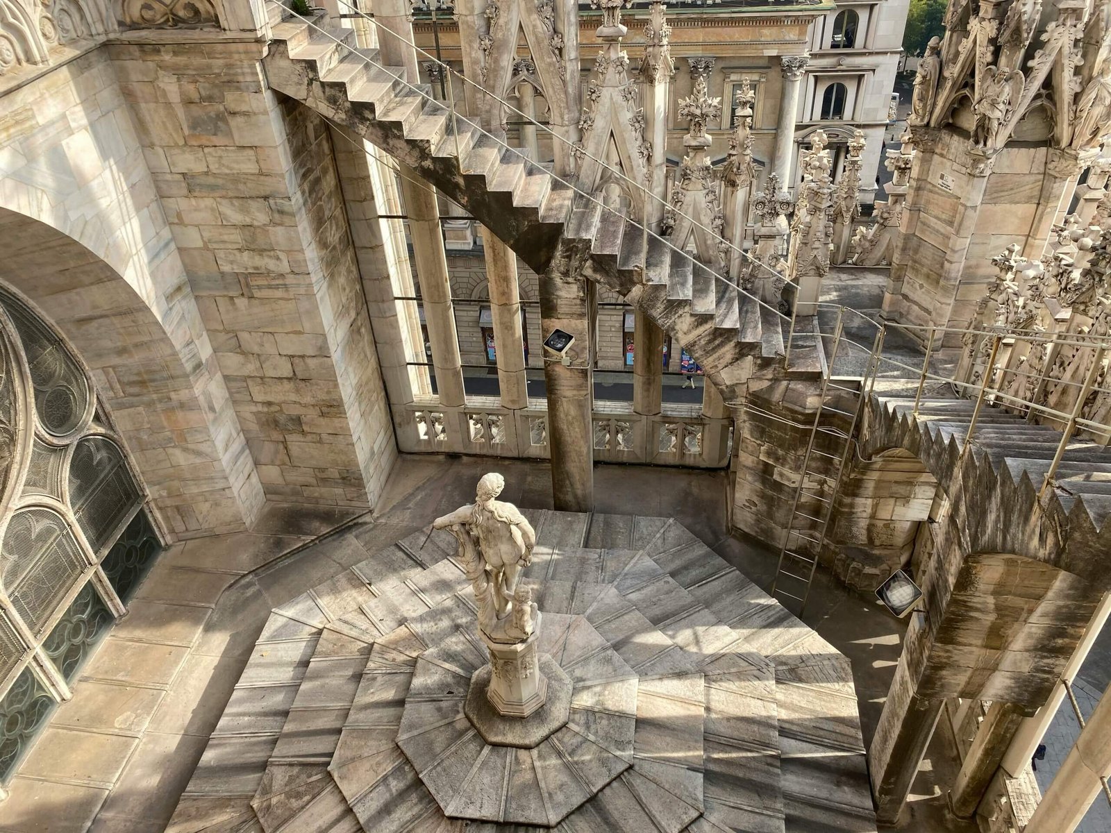 Escadaria de acesso aos terraços do Duomo, proporcionando uma experiência única aos visitantes.