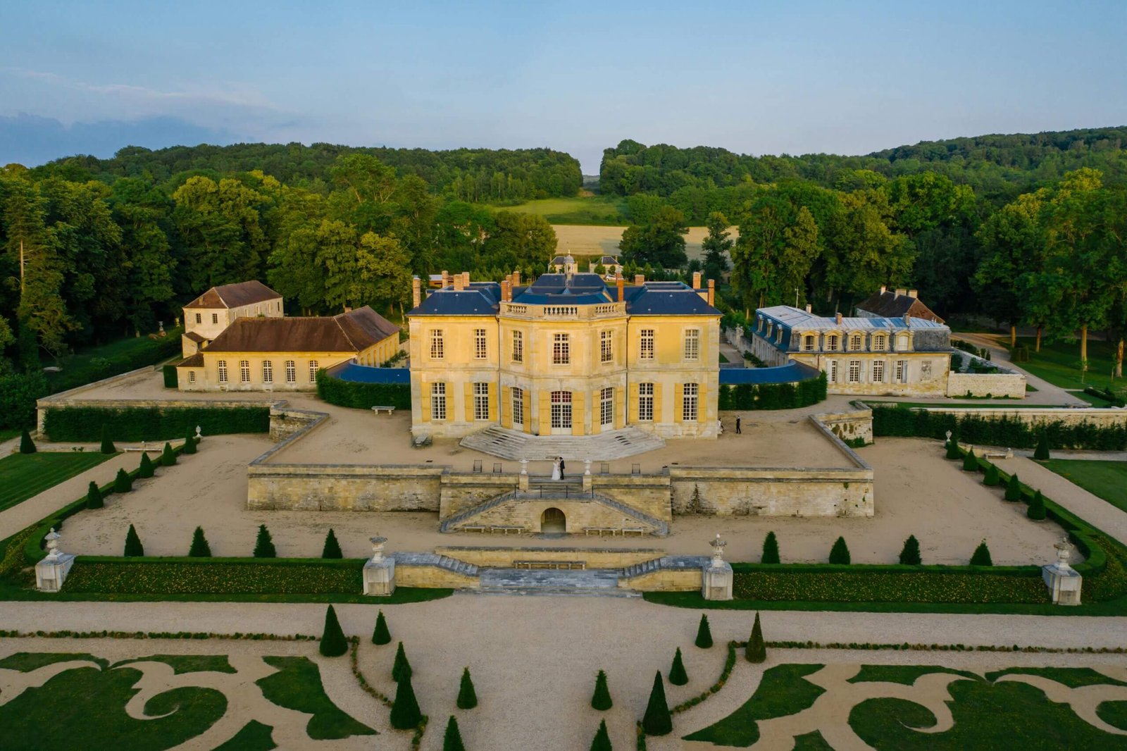 Vista aérea dos jardins do Palácio de Versalhes, um dos palácios mais luxuosos da França.
