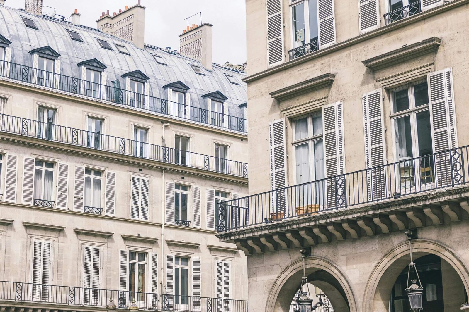 Ruas charmosas do bairro do Marais, repletas de lojas e cafés tradicionais.