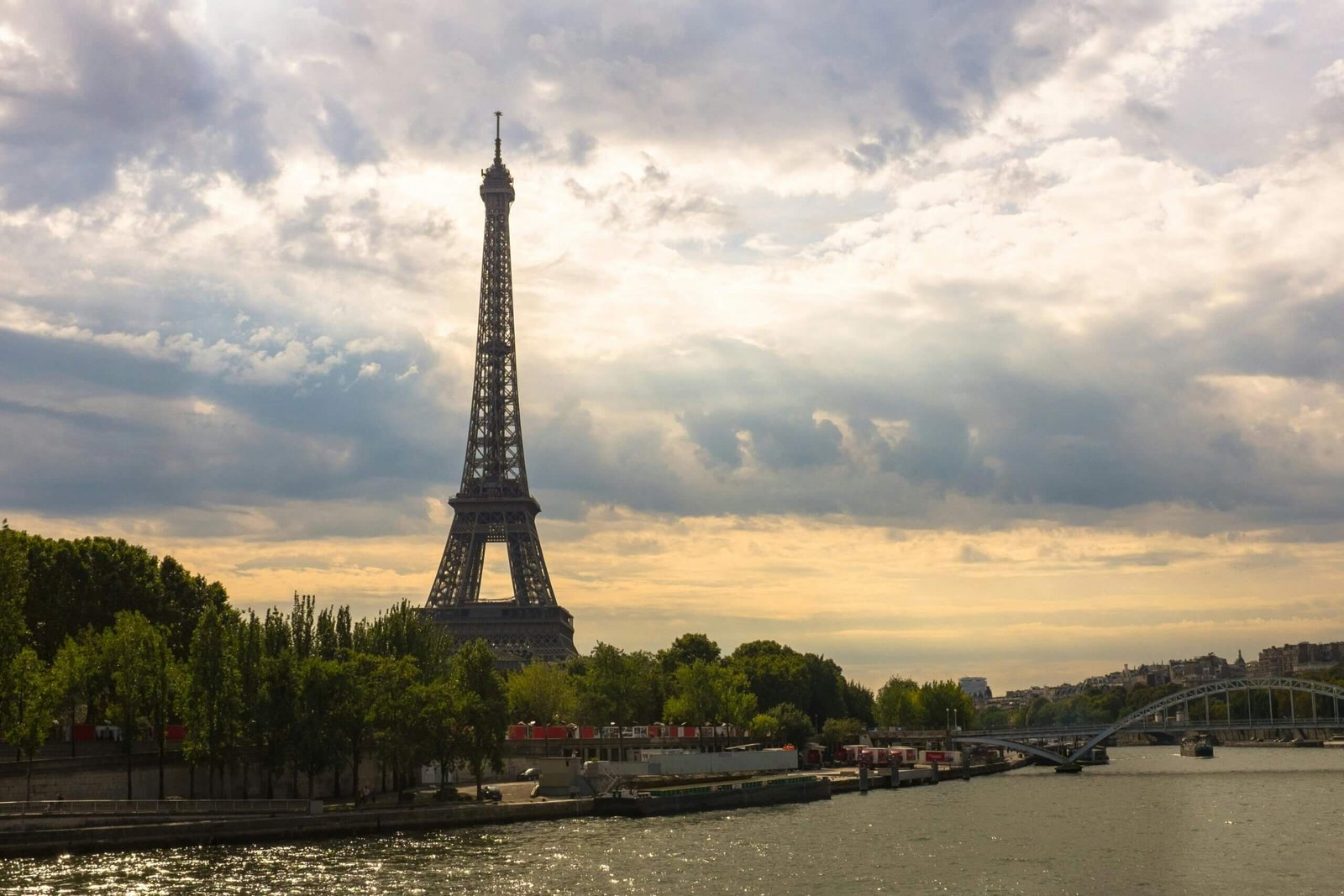 Vista deslumbrante da Torre Eiffel