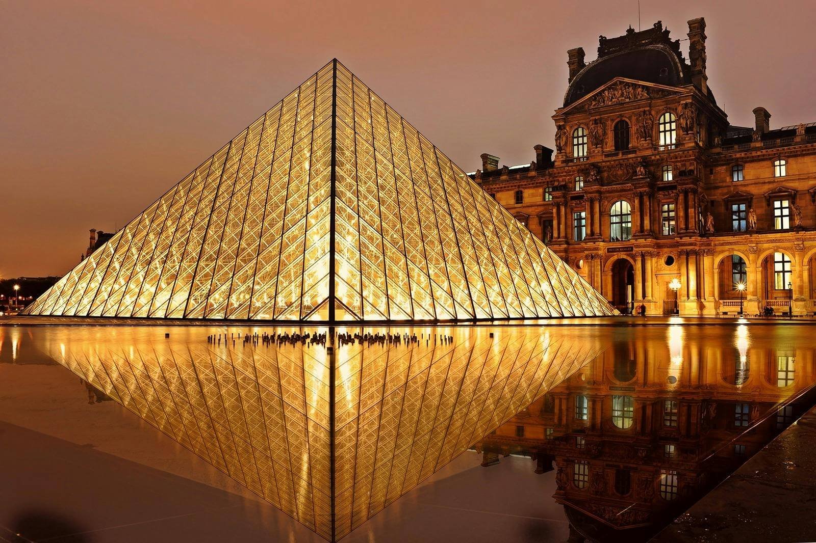 Museu do Louvre com visitantes admirando