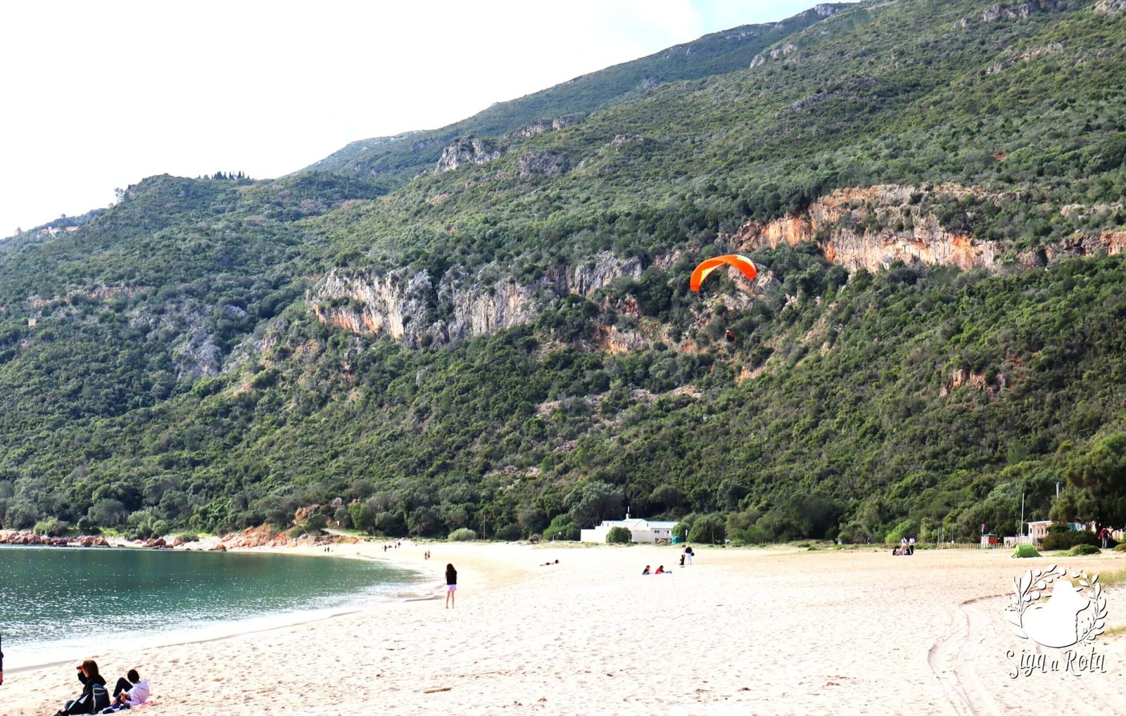 Praia de Alpertuche no Portinho da Arrábida Praia isolada de Alpertuche com águas transparentes no Portinho da Arrábida