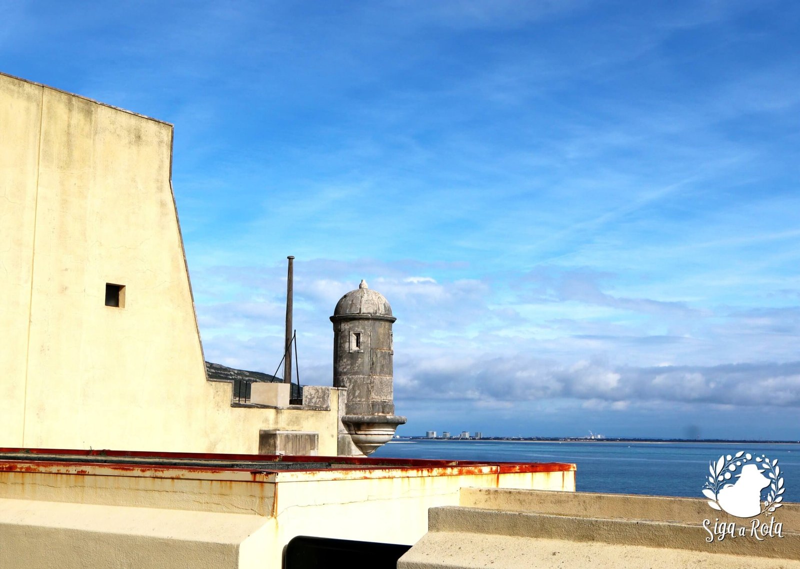 Forte de Santa Maria no Portinho da Arrábida e Museu Oceanográfico Forte histórico de Santa Maria e Museu Oceanográfico no Portinho da Arrábida